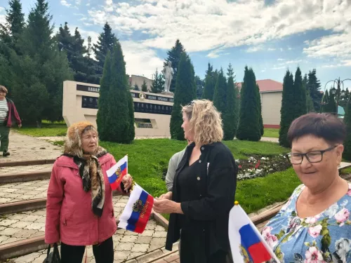 В Апастово прошла патриотическая акция в честь Дня государственного флага РФ