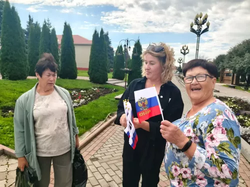 В Апастово прошла патриотическая акция в честь Дня государственного флага РФ