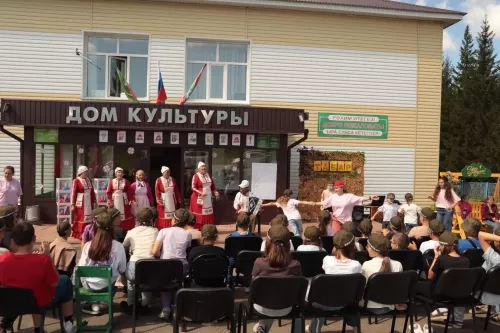 Встреча поколений в Табар-Черках: гармонь, песни и душевный разговор с земляком