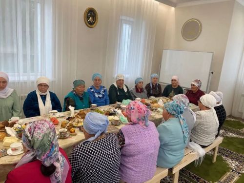 Әҗемлеләр дини табын артында очрашты