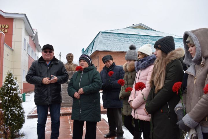 Апаста Шәүкәт Галиев бюстына чәчәкләр салынды