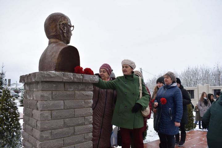 Апаста Шәүкәт Галиев бюстына чәчәкләр салынды