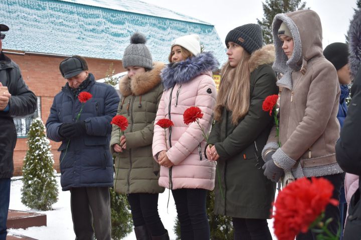 Апаста Шәүкәт Галиев бюстына чәчәкләр салынды