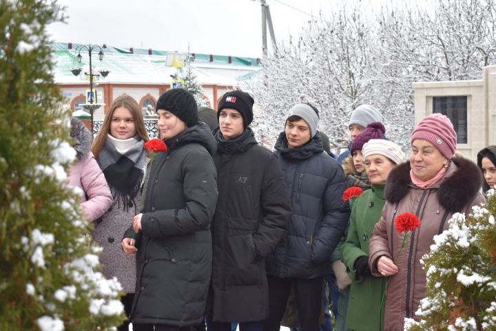 Апаста Шәүкәт Галиев бюстына чәчәкләр салынды