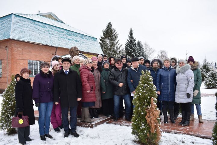 Апаста Шәүкәт Галиев бюстына чәчәкләр салынды