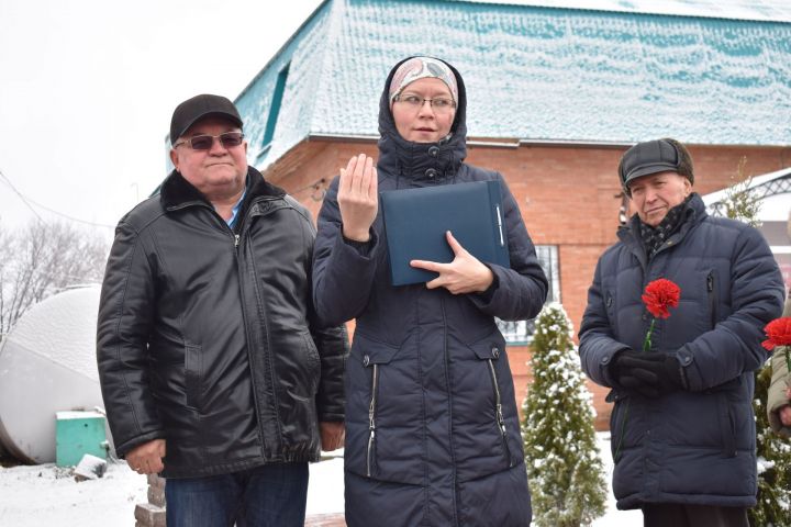 Апаста Шәүкәт Галиев бюстына чәчәкләр салынды