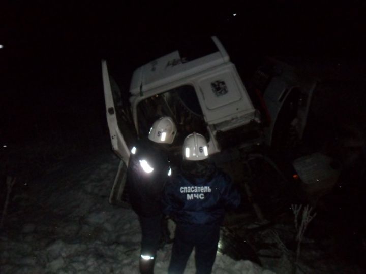 В соседнем районе вылетел в кювет грузовой автомобиль из Казахстана (+фото)