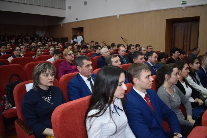В Апастово прошла встреча студентов и старшеклассников