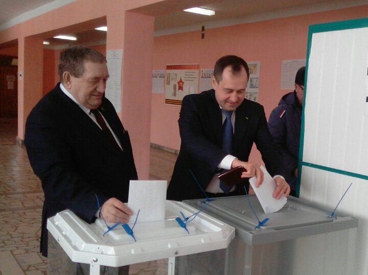 Глава района одним из первых проголосовал в Каратуне