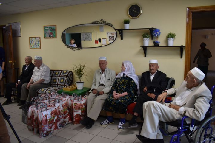 Делегация Апастовского района побывала в домах престарелых