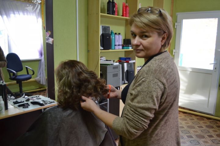 Лилия Билалова из Апастово продолжает дело своей матери и помогает односельчанам быть красивыми