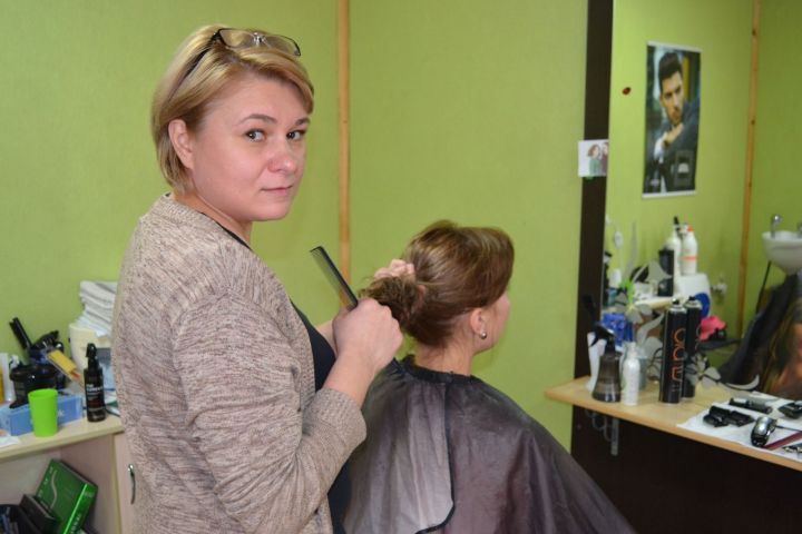Лилия Билалова из Апастово продолжает дело своей матери и помогает односельчанам быть красивыми