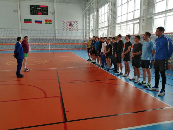 В Апастово прошли соревнования по волейболу