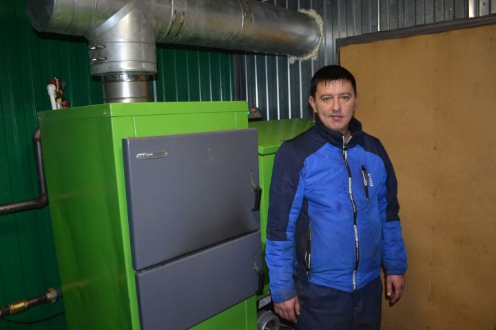 Айдар Галиакберов, построивший и открывший автосервис на окраине Апастово: "Считаю более выгодным работать на себя"