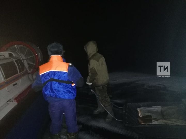 В Татарстане спасли двоих рыбаков, оказавшихся на отколовшейся льдине посреди Волги