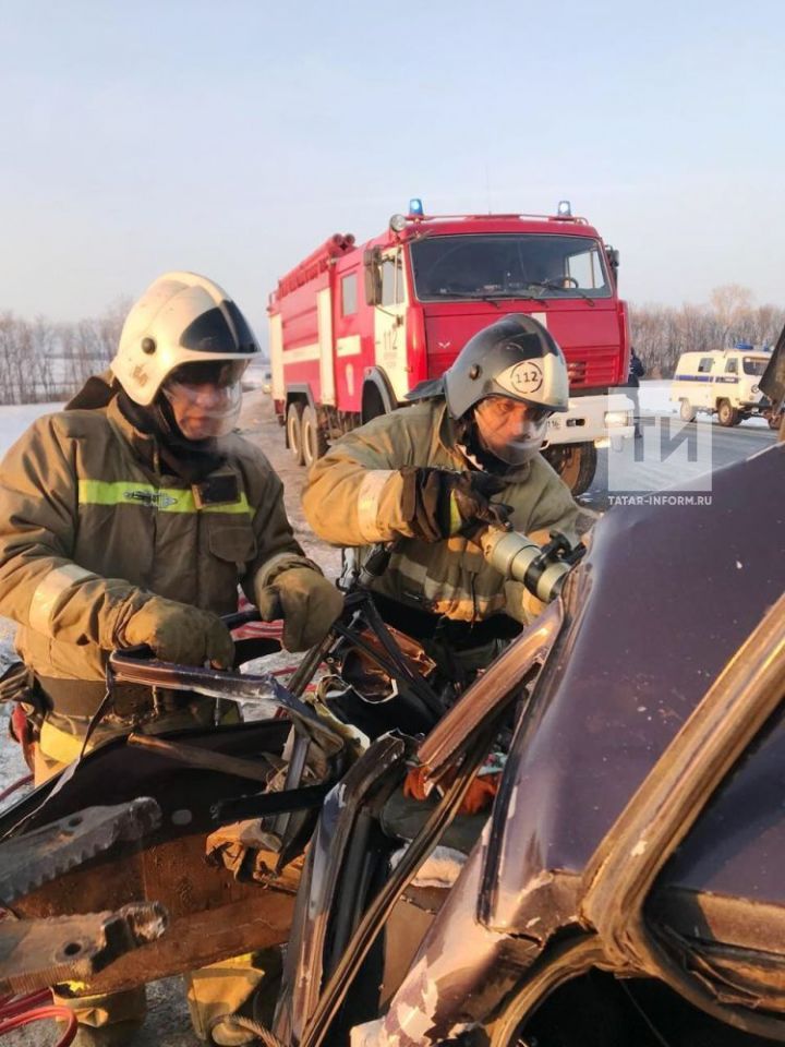 Водитель легковушки погиб после лобового столкновения с фурой на трассе Казань – Ульяновск