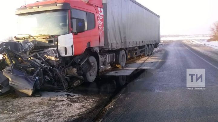 Водитель легковушки погиб после лобового столкновения с фурой на трассе Казань – Ульяновск