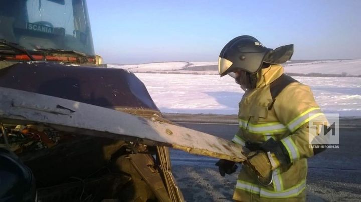 Водитель легковушки погиб после лобового столкновения с фурой на трассе Казань – Ульяновск