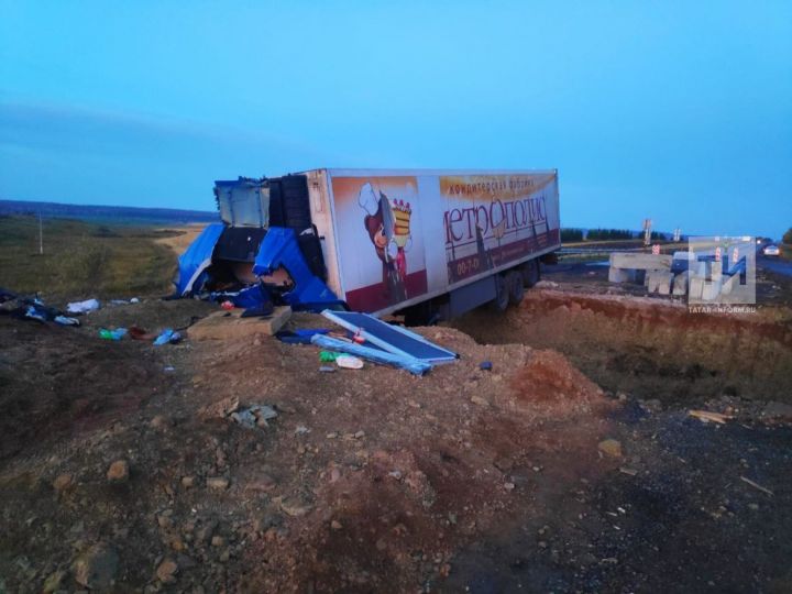 Водитель фуры из Краснодара погиб, вылетев на скорости с дороги на ремонтируемый мост в Татарстане