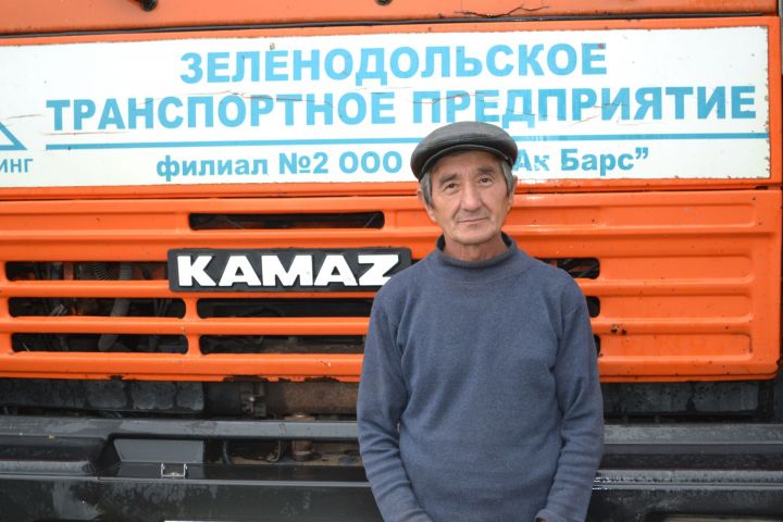 Водитель «КамАЗ»а Рауф Садыков за рулем автомобиля вот уже 45 лет