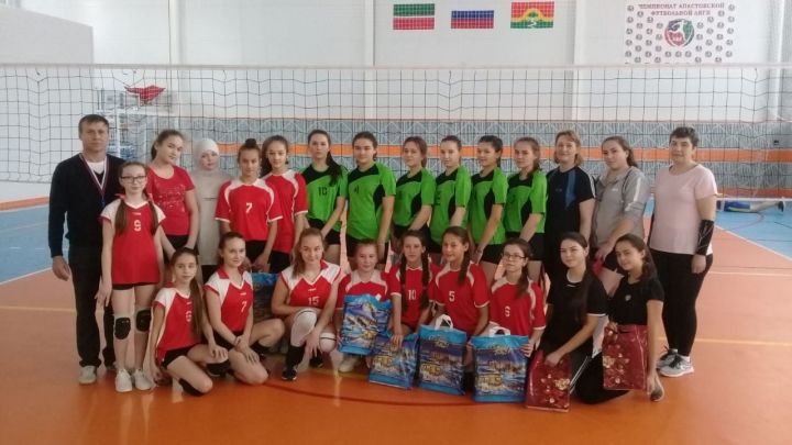 В Апастово проходят соревнования по волейболу