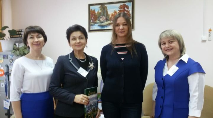 С целью грантовой поддержки Апастовскую школу посетила Наталья Булаева