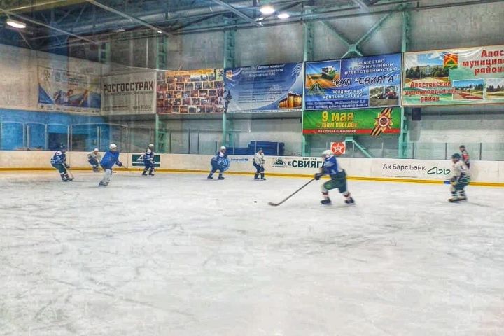 В Апастово проходят хоккейные игры