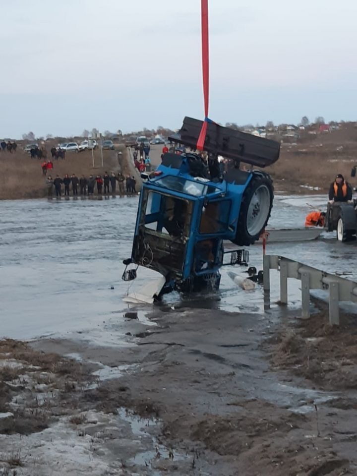 В Буинске на реке Свияга затонул трактор