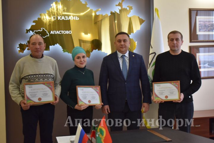 Апас эшмәкәрләре ТАССРның 100 еллыгы уңаеннан сертификатлар алды