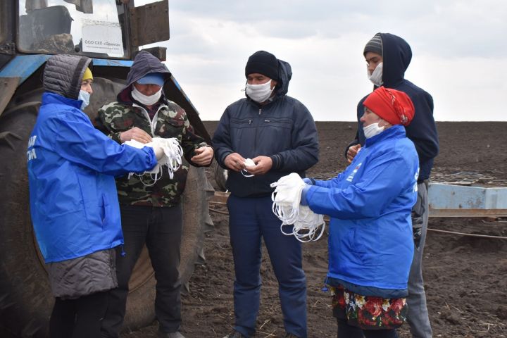 Волонтерлар теккән саклык битлекләре авыл хуҗалыгы хезмәткәрләренә тапшырылды