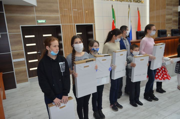 20 детей Апастово получили ноутбуки по благотворительной акции “Подари лишний гаджет”