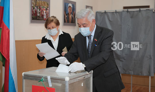 Фарид Мухаметшин с супругой проголосовали по поправкам к Конституции
