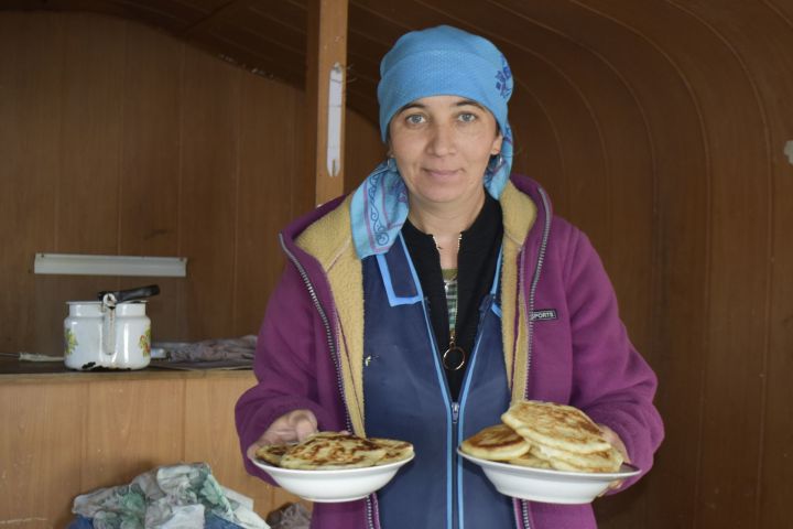 Наргиза Шагиева угощает аграриев вкусными блинами