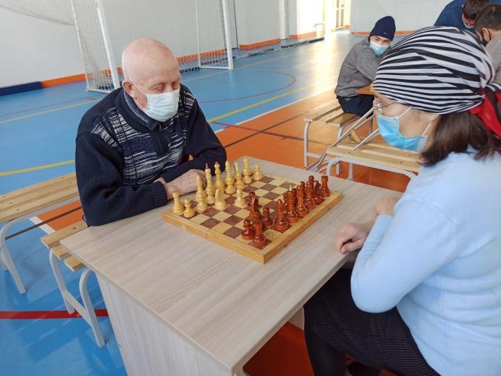 В рамках декады инвалидов в Апастовском универсальном спортивном зале прошли традиционные соревнования по шашкам-шахматам и дартсу