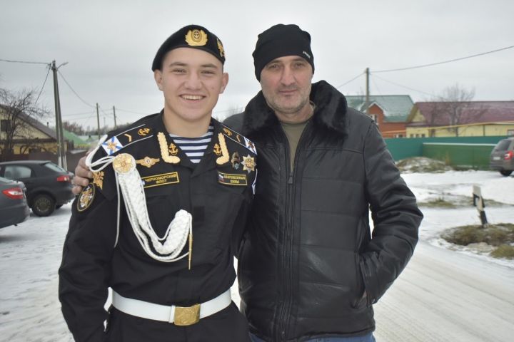 Семья Яппаровых из Мурзино встретила сына-солдата