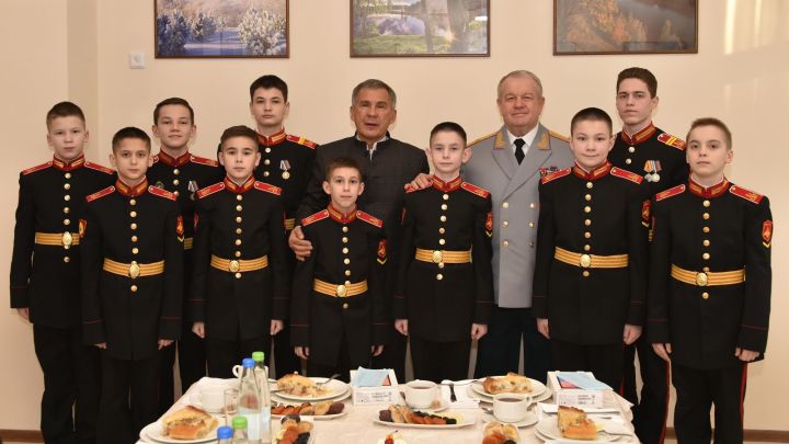 Рустам Минниханов встретился с курсантами Казанского суворовского военного училища