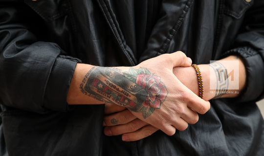Татуировки и пирсинги- один из первых признаков психологических проблем у подростков