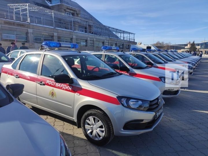 Рустам Минниханов сегодня вручил ключи от 40 новых служебных автомобилей росгвардейцам