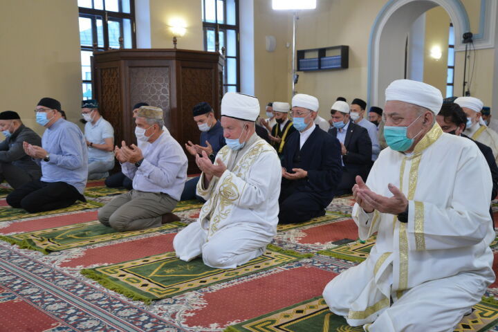 В Галеевской мечети Казани прошел праздничный намаз, в котором участвовал Рустам Минниханов