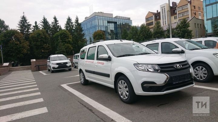 В Татарстане районным больницам Алексей Песошин подарил 70 новых автомобилей