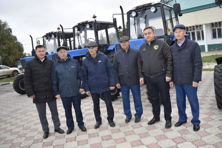 Сельским поселениям района переданы новые трактора