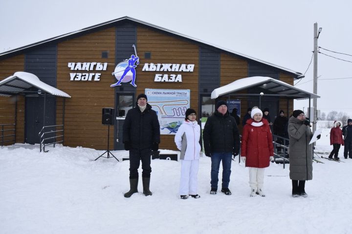 15 января на Апастовской лыжной базе прошли соревнования по лыжным гонкам среди школ района