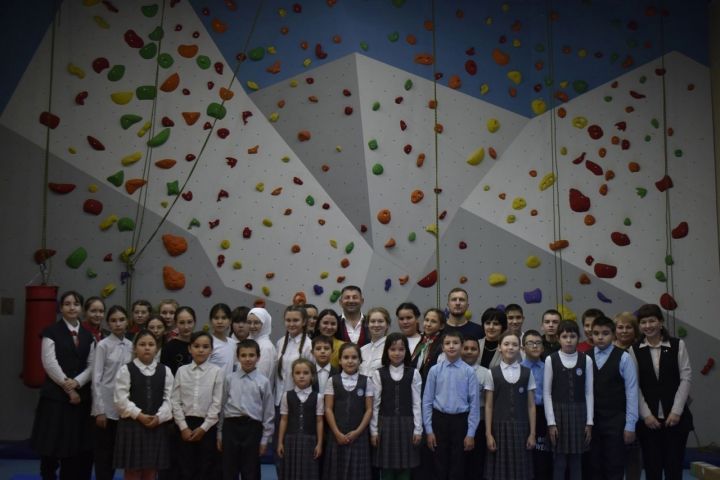 Руководитель Буинского государственного театра Раиль Садриев встретился с детьми Апастовского района