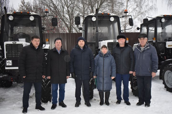Глава района Айрат Зиганшин торжественно передал главам сельских поселений ключи от новых тракторов
