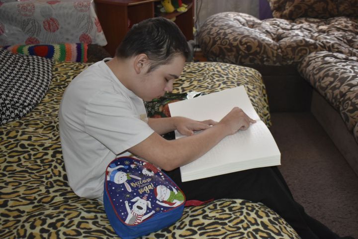 В связи с декадой инвалидов сотрудники центральной районной библиотеки посетили три семьи, где воспитываются дети с ограниченными возможностями здоровья, проживающими в Апастово