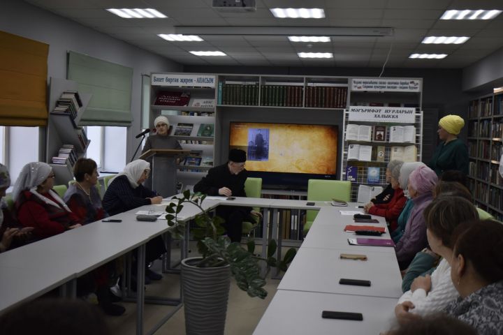 В рамках международной декады инвалидов в Апастовскую центральную библиотеку были приглашены жители района, которые вынуждены передвигаться в колясках по врожденным порокам или другим причинам