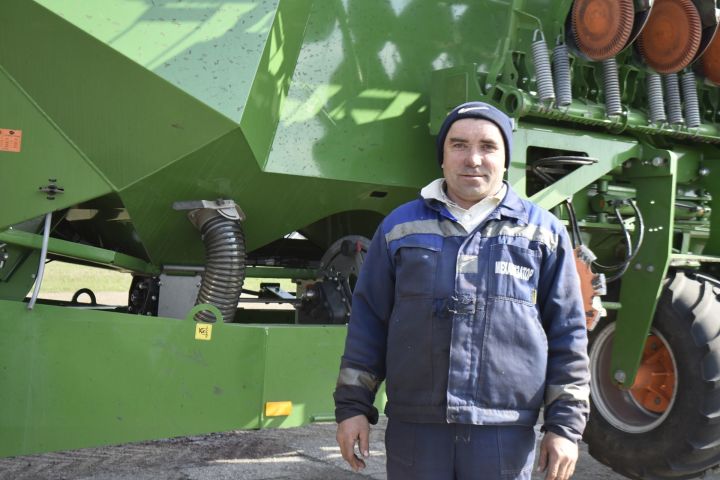 Фарит Гимадиев проводит посев пшеницы