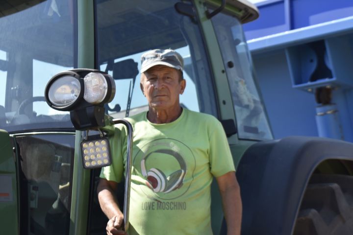 Масгут Файзуллин выехал на полевые работы на своем тракторе