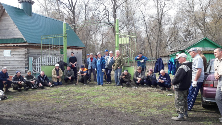 Куштово Апастовского района представители Казанского городского землячества «Апас» совместно с жителями деревни провели мероприятие по уборке местного кладбища