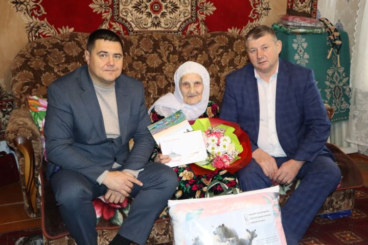 Мөзәния әби Дәүләтбаева: “Кешеләрне, тормышны яратып яшим”